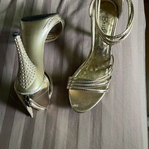 Ladies Gold heels.